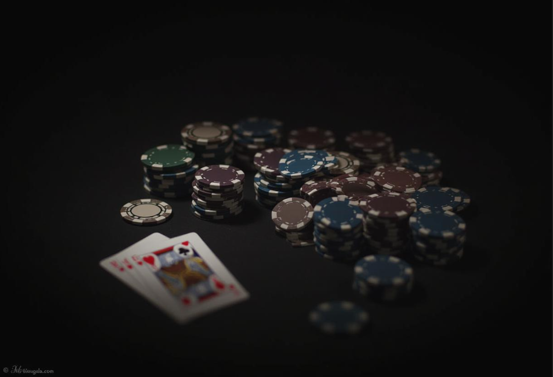 Pelajari cara menggunakan kartu dalam permainan blackjack dengan panduan lengkap ini. Dapatkan strategi dasar dan tips bermain untuk meningkatkan peluang menang Anda di meja blackjack.